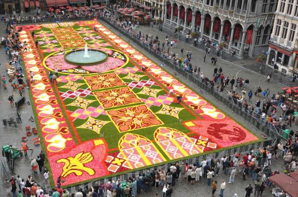 Потрясающий ковер из живых цветов в столице Бельгии (ФОТО)