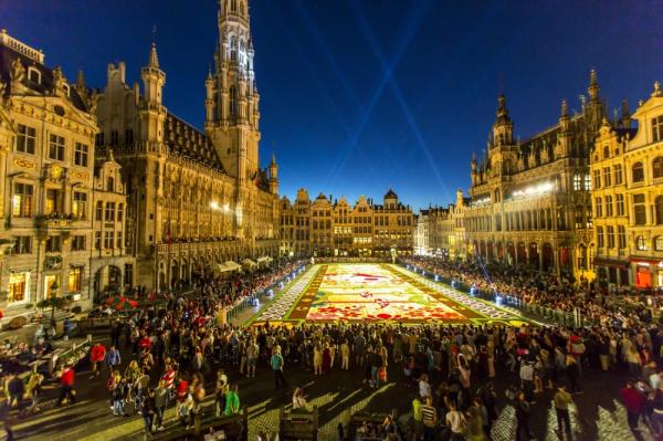 Потрясающий ковер из живых цветов в столице Бельгии (ФОТО)