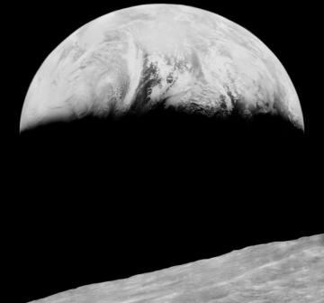 Первая фотография Земли с лунной орбиты (ФОТО)