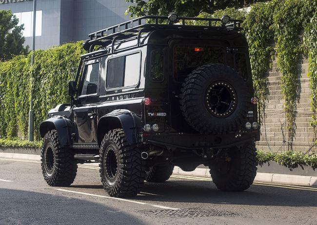 Британцы превратили Land Rover Defender в «машину Бонда» (ФОТО)