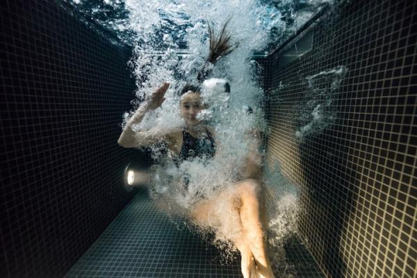 Подводные портреты людей, нырнувших в бассейн с ледяной водой (ФОТО)