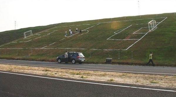 Самые необычные и странные футбольные поля (ФОТО)