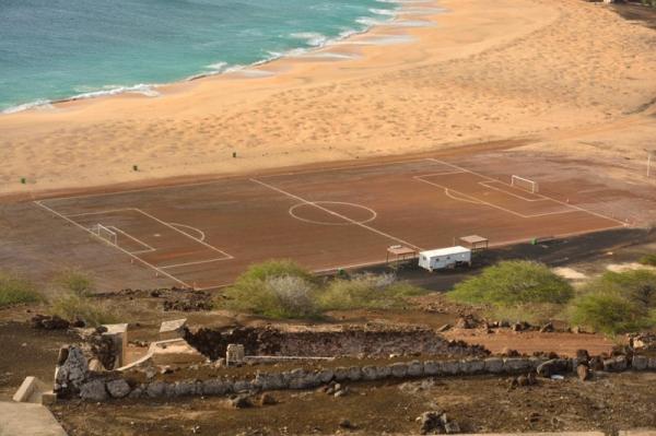 Самые необычные и странные футбольные поля (ФОТО)