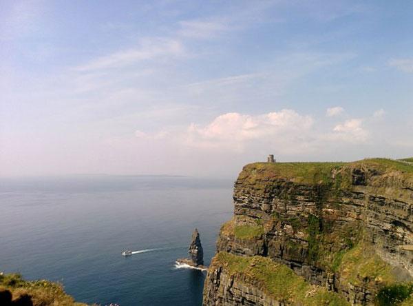 Магнит для миллионов туристов:  грандиозные скалы  в  ирландском графстве Клер  (ФОТО)
