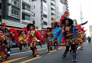 В бразильском стиле: красочный карнавал в столице страны Восходящего солнца (ФОТО)