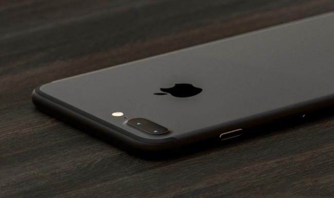 В Сети появились «живые» снимки iPhone 7 в цвете «глянцевый черный» (ФОТО)