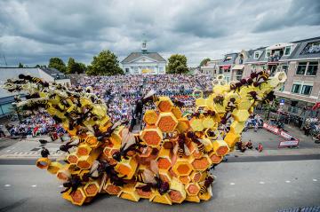 Невероятное зрелище! В Голландии прошел парад гигантских цветочных скульптур (ФОТО)