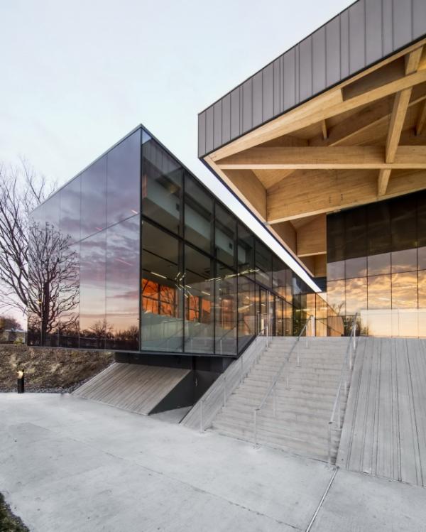 Футбол в каменоломне: необычный стадион в канадском Монреале (ФОТО)