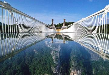 Небывалый ажиотаж: самый длинный стеклянный мост в мире закрыли всего через 2 недели после открытия (ФОТО)
