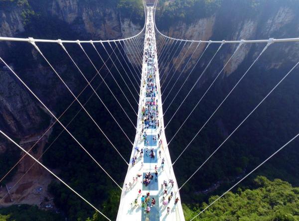 Небывалый ажиотаж: самый длинный стеклянный мост в мире закрыли всего через 2 недели после открытия (ФОТО)