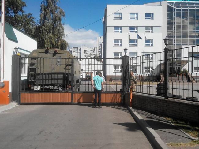 «Военное положение»: в Черкассах неизвестные заблокировали облэнерго (ФОТО)