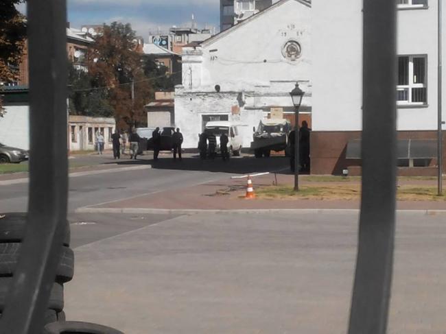 «Военное положение»: в Черкассах неизвестные заблокировали облэнерго (ФОТО)