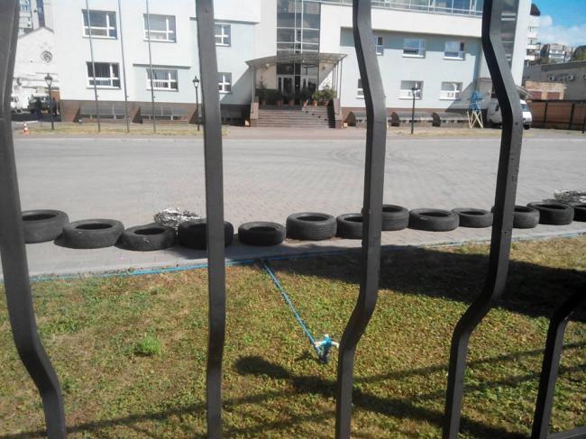 «Военное положение»: в Черкассах неизвестные заблокировали облэнерго (ФОТО)