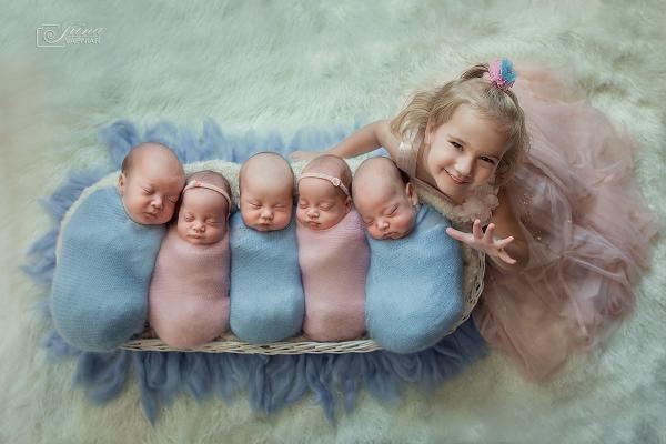 Счастье в пятой степени: нежная фотосессия пятерняшек (ФОТО)