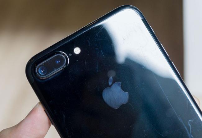 iPhone 7 Plus в цвете Jet Black сравнили с матовым черным iPhone 7 (ФОТО)