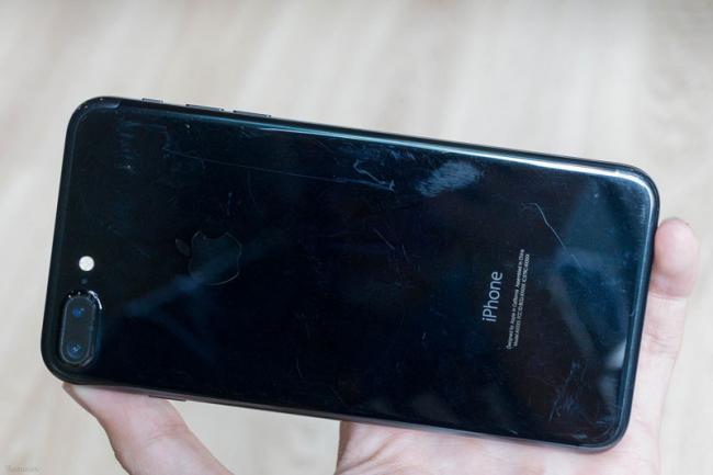 iPhone 7 Plus в цвете Jet Black сравнили с матовым черным iPhone 7 (ФОТО)