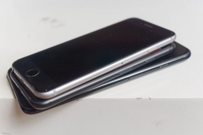 iPhone 7 Plus в цвете Jet Black сравнили с матовым черным iPhone 7 (ФОТО)
