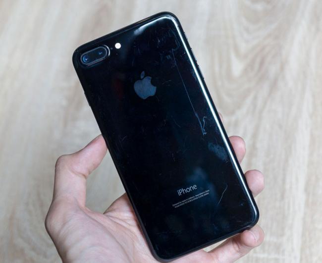 iPhone 7 Plus в цвете Jet Black сравнили с матовым черным iPhone 7 (ФОТО)