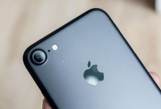 iPhone 7 Plus в цвете Jet Black сравнили с матовым черным iPhone 7 (ФОТО)
