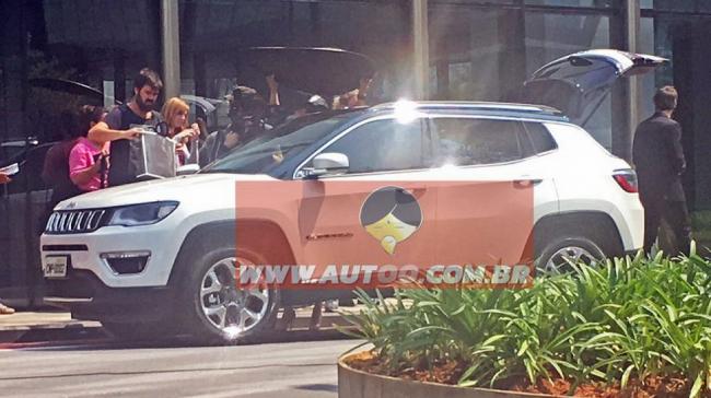 В Сети появились «живые» снимки Jeep Compass (ФОТО)