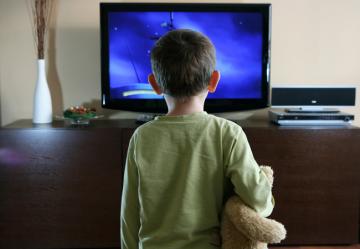 Ученые выяснили, что телевизор убивает в детях креативность