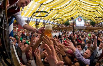 Пивное веселье: как проходит самый большой народный праздник в мире (ФОТО)