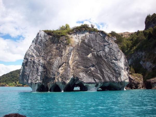 Уникальное творение природы: завораживающие мраморные пещеры в Чили (ФОТО)