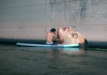 Художник рисует потрясающие картины, балансируя на доске для серфинга (ФОТО)