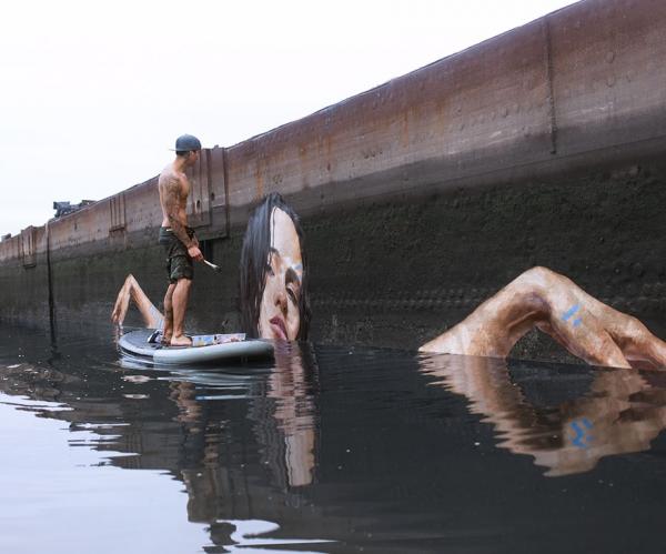 Художник рисует потрясающие картины, балансируя на доске для серфинга (ФОТО)