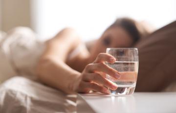 Ученые объяснили чувство жажды перед сном