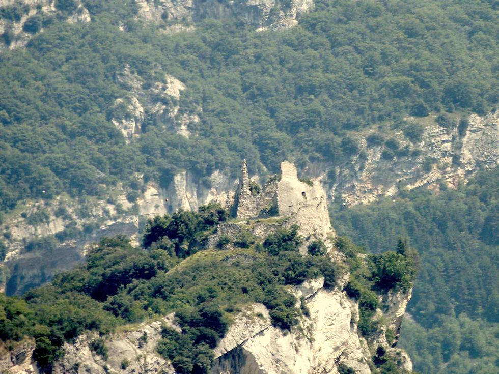Древняя крепость Касcтель в Италии, от которой остались только руины (ФОТО)