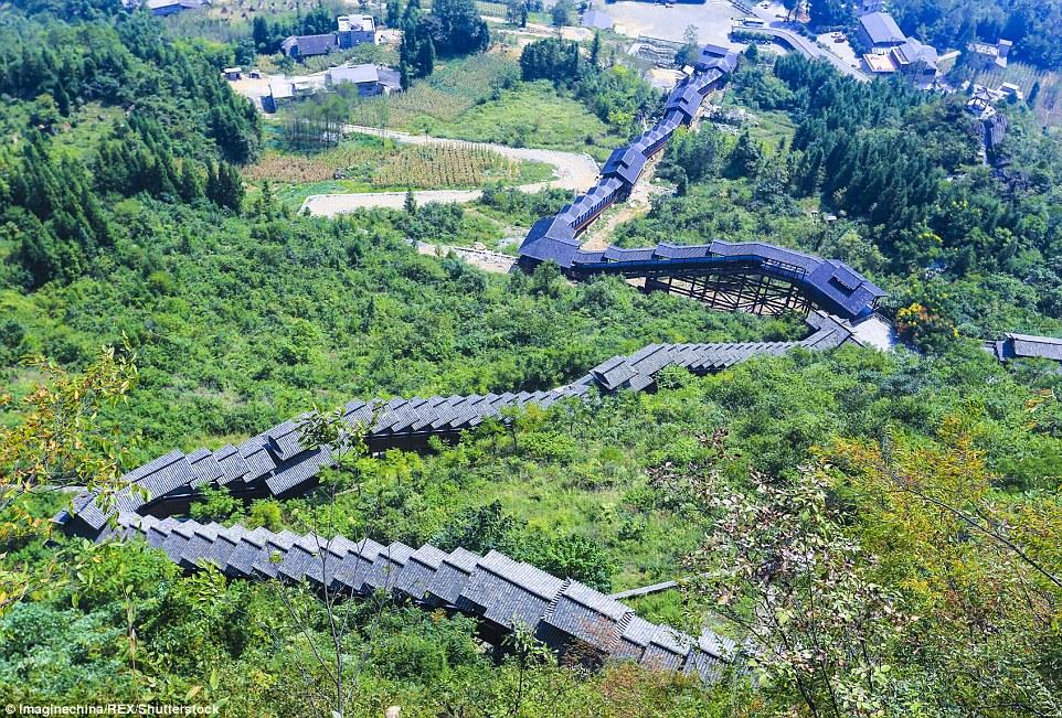 В центре Китая построили самый длинный в мире эскалатор (ФОТО)