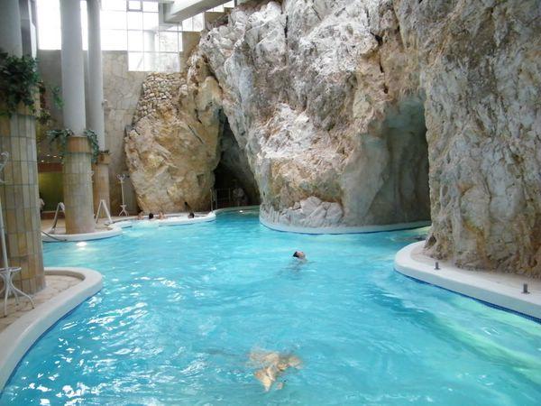 Уникальный термальный курорт Мишкольц-Тапольца в Венгрии (ФОТО)
