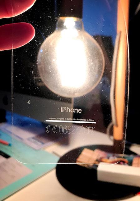 У iPhone 7 Jet Black отклеивается надпись «iPhone» (ФОТО)