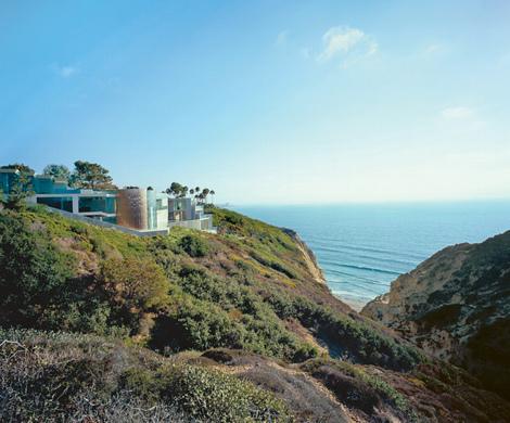 Дом, встроенный в ландшафт: эффектное жилище в американском штате Калифорния (ФОТО)