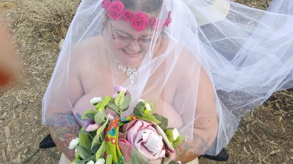 Очень полная невеста пошла под венец в одной фате
