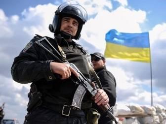Сегодня украинский воин накормлен, одет, обучен и вооружен, - Порошенко