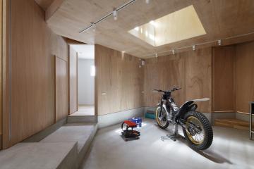 Необычное жилище мотоциклиста: дом с гаражом вместо гостиной (ФОТО)