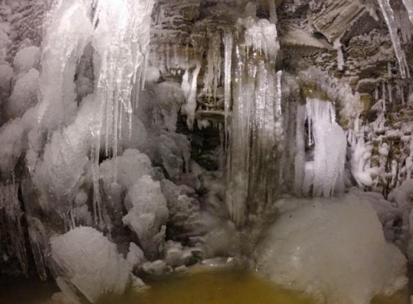 Загадочная ледяная пещера в американском "штате замкового камня" (ФОТО)