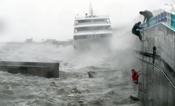 Тайфун «Чаба» уносит жизни в Южной Корее (ВИДЕО)