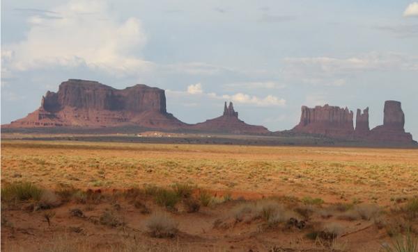 Чудо природы: невероятная долина монументов в американском штате Юта (ФОТО)