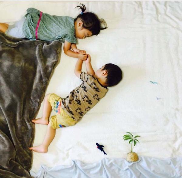 Пока все спят: милые снимки близнецов (ФОТО)
