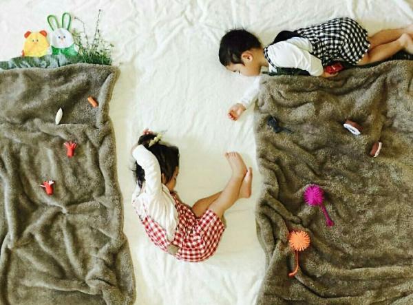 Пока все спят: милые снимки близнецов (ФОТО)