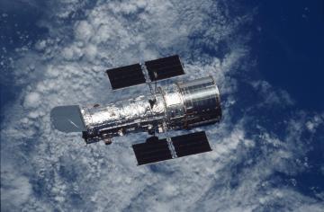 Новый снимок телескопа “Хаббл” продемонстрировал красоту рассеянного звездного скопления (ФОТО)