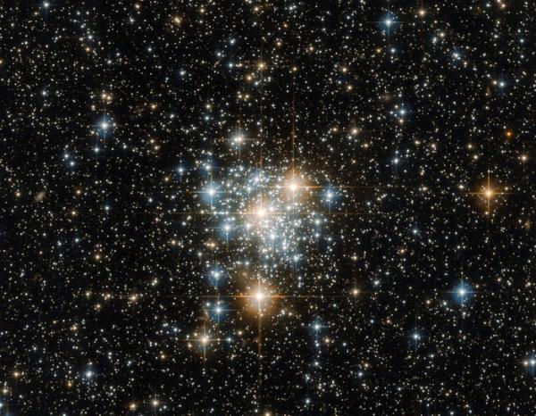 Новый снимок телескопа “Хаббл” продемонстрировал красоту рассеянного звездного скопления (ФОТО)