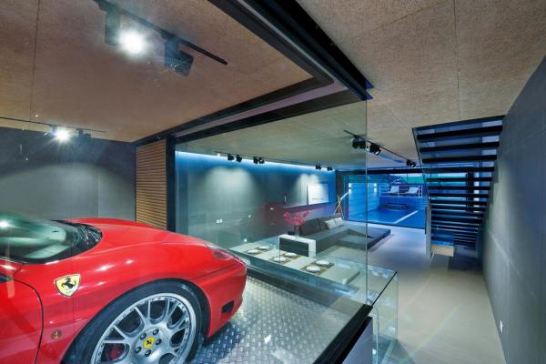 Жилище 21 века: дом со стеклянным гаражом в Гонконге (ФОТО)