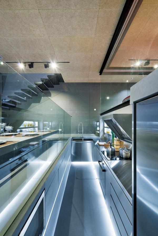 Жилище 21 века: дом со стеклянным гаражом в Гонконге (ФОТО)