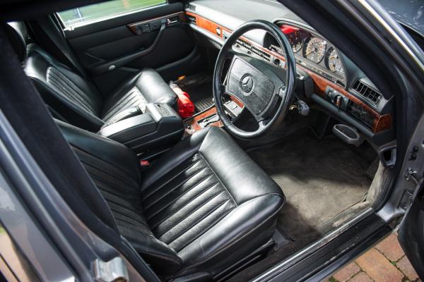 В Великобритании выставили на продажу королевский бронированный Mercedes  (ФОТО)