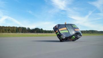 Финский каскадер установил мировой рекорд скорости езды на двух колесах (ВИДЕО)