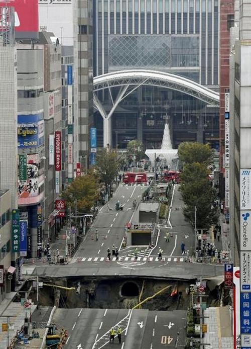 В Японии под землю провалился 30-метровый участок дороги (ФОТО)
